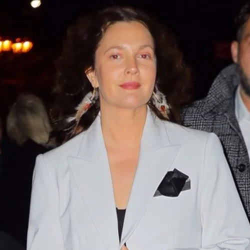 "Έχω ακούσει σκυλιά να γαβγίζουν καλύτερα απ' ό,τι εκείνη τραγουδάει" | Το δηκτικό σχόλιο του Hugh Grant για τη Drew Barrymore