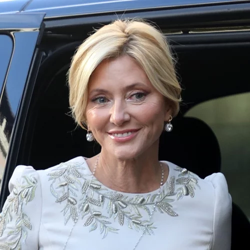 Η Marie Chantal με καρό σακάκι και λευκές γόβες στην πρόβα γάμου της Χρυσής Βαρδινογιάννη και του Νικόλαου ντε Γκρες