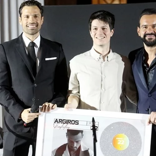 Ο γιος της Άννας Διαμαντοπούλου, Χάρης Σαβαλάνος υπογράφει ακόμα μια μεγάλη επιτυχία για τον Κωνσταντίνο Αργυρό