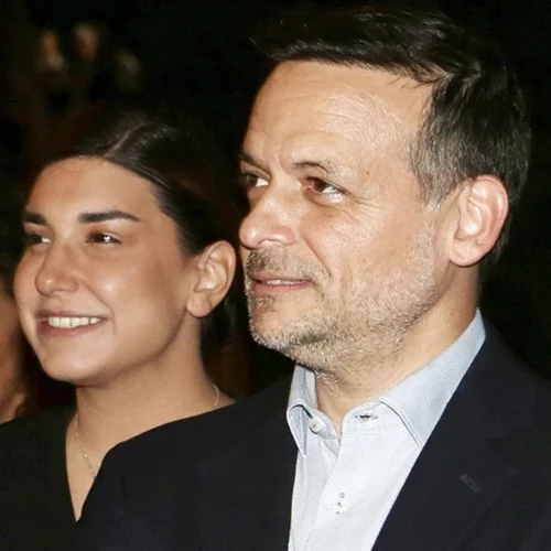 Σε θεατρική πρεμιέρα ο Χάρης Δούκας | Η αγκαλιά με τον star του Hollywood