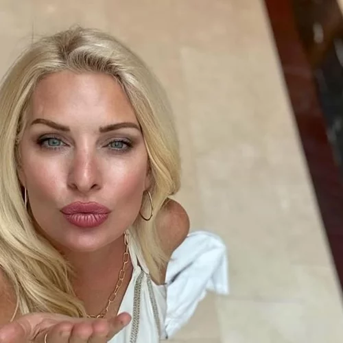 Ελένη Μενεγάκη | Η απόχρωση του κόκκινου κραγιόν που επιλέγει το καλοκαίρι