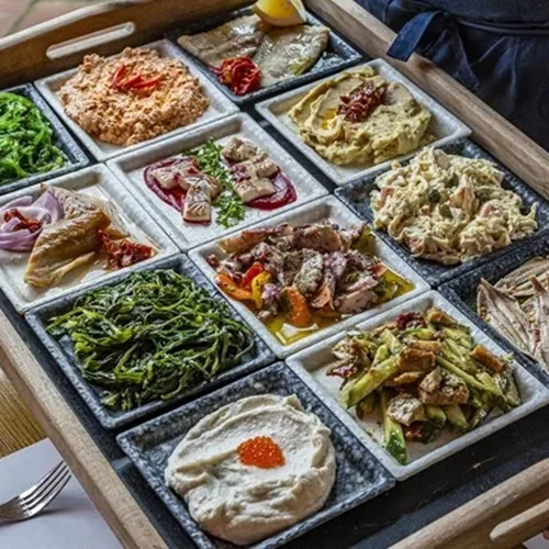 Οι 14 καλύτερες ψαροταβέρνες στην Αθήνα, δίπλα ή και πολύ μακριά από το κύμα