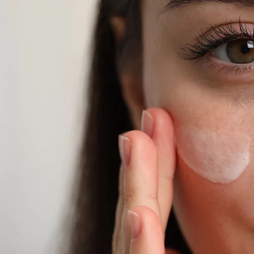 4 αποτελεσματικά tips για να περιορίσεις την ερυθρότητα στο πρόσωπό σου