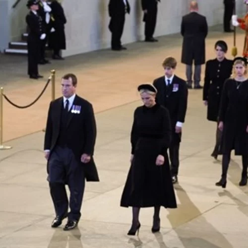 Βασίλισσα Ελισάβετ | Με στολή στην αγρυπνία Ουίλιαμ και Χάρι - Γύρω από το φέρετρό της όλα τα εγγόνια