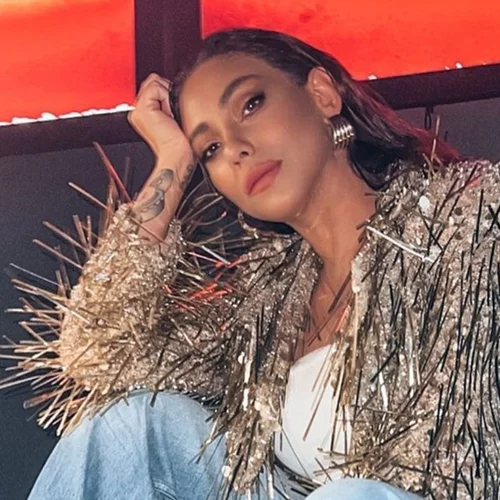 Ευρυδίκη Βαλαβάνη | Χαλαρώνει στην πισίνα φορώντας animal print μαγιό