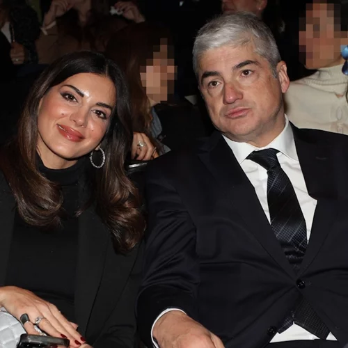 Σταματίνα Τσιμτσιλή - Θέμης Σοφός | Σπάνια έξοδος για το ζευγάρι - Με μαύρο σύνολο και designer μπαουλάκι η παρουσιάστρια