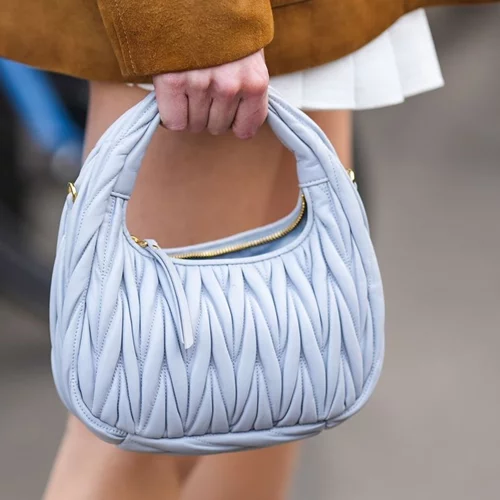 Το μη αναμενόμενο χρώμα μανικιούρ που κάνει θραύση στο street style φέτος την άνοιξη