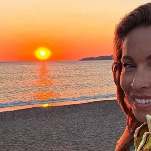 Η Μαριέττα Χρουσαλά σε μια #familygoal φωτογραφία με την κόρη της Μάργκω και φόντο το ηλιοβασίλεμα