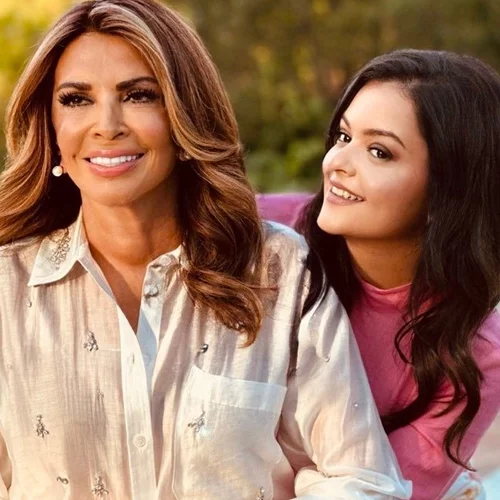 Δυο οπτασίες στα λευκά | Μιμή & Μαριτίνα Ντενίση ποζάρουν αγκαλιά