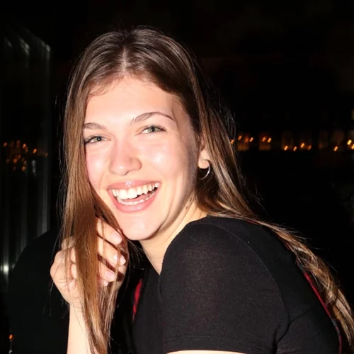 Στη γκαρνταρόμπα των διασήμων | Τα 5 κομμάτια που θέλουμε από τη ντουλάπα της νέας μούσας του Παπακαλιάτη, Κλέλιας Ανδριολάτου