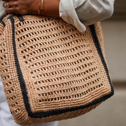 Αυτή η πλεκτή shopper τσάντα από ρατάν είναι το item που θα φέρει αέρα γαλλικής Ριβιέρας στο προσωπικό σου στιλ