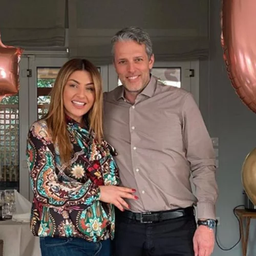 'Ελενα Παπαρίζου - Ανδρέας Καψάλης | "Ανοίγουν" το σπίτι τους και ποζάρουν αγκαλιά (εικόνες, βίντεο)