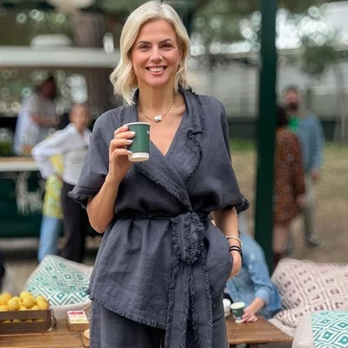 Η Χριστίνα Κοντοβά φόρεσε το φόρεμα που δεν πρέπει να λείπει από καμία καλοκαιρινή γκαρνταρόμπα