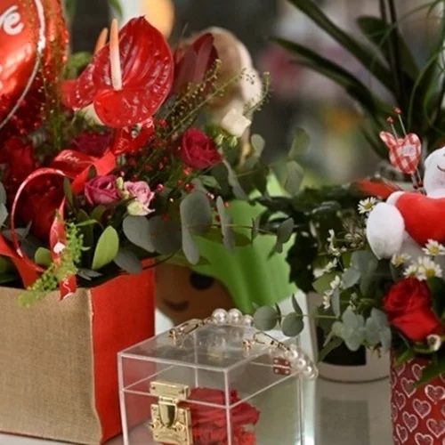 Λιανεμπόριο, εστίαση και τουρισμός στη "μάχη" της πιο ερωτικής γιορτής του χρόνου