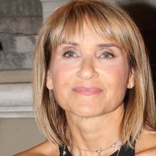 Η Μάρα Ζαχαρέα με κοστούμι από το Zara που θα φορούσε κάθε ενημερωμένη fashionista