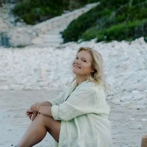 Μαρία Καβογιάννη | Dinner στη Βουλιαγμένη με πράσινο καφτάνι