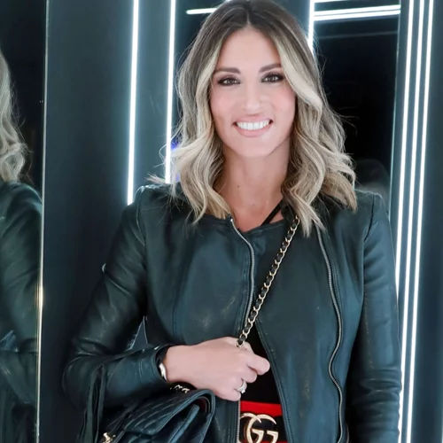 Tο κοστούμι που φόρεσε η Αθηνά Οικονομάκου είναι ιδανικό για το look σου σε μία βάφτιση