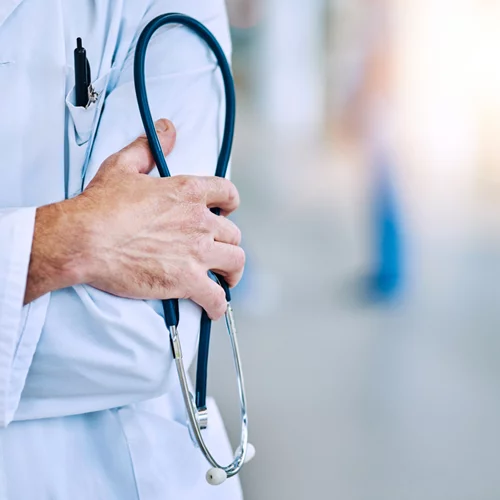 Αρχίζει η επιστράτευση των γιατρών: Ποιες ειδικότητες είναι δύσκολο να βρεθούν - Ετοιμάζονται τα φύλλα πορείας