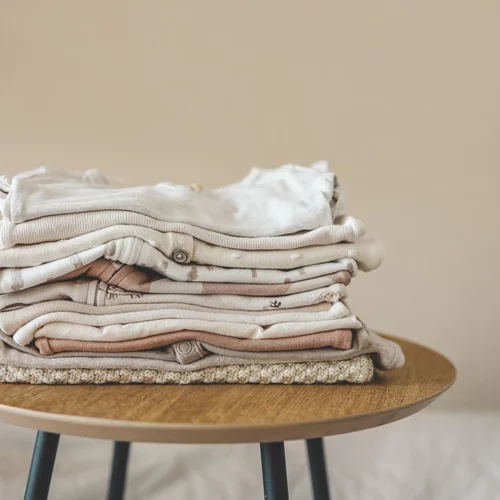 Οι top συμβουλές της Tidy Guru για να διπλώνεις σωστά τα ρούχα στη ντουλάπα σου