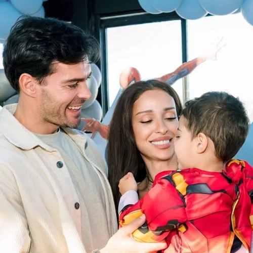 Ελένη Φουρέιρα & Αλμπέρτο Μποτία | Αγκαλιά με τον "super ήρωα" γιο τους στο πάρτι γενεθλίων του