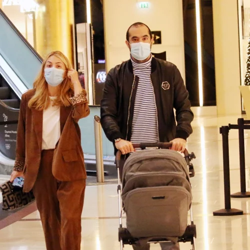 H Μαρία Ηλιάκη και ο Στέλιος Μανουσάκης βγήκαν βόλτα με την έξι μηνών κορούλα τους