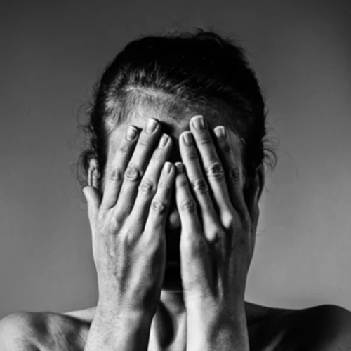 Σοκ στην Κυψέλη | Πατέρας και αδερφός κλείδωσαν 22χρονη στο υπόγειο επειδή δεν ήθελαν τον σύντροφό της