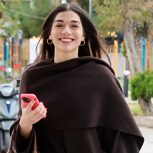 Η Μελίνα Νικολαΐδη με το παλτό στην σοφιστικέ απόχρωση που ταιριάζει με τα πάντα