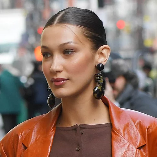 Οι 90s και 00s τάσεις της μόδας που μας επανασύστησε η Bella Hadid