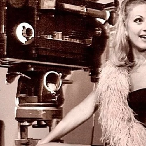 58 χρόνια πριν | Η Ζωή Λάσκαρη στις Κάννες με την πιο σικάτη μαύρη καμπαρτίνα