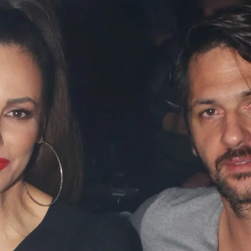 Η Μπέττυ Μαγγίρα φωτογραφίζει τον Δημήτρη Μάζη με το μαγιό του στα βράχια