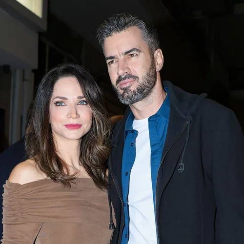 Κατερίνα Γερονικολού | Αγκαλιά με τον Γιάννη Τσιμιτσέλη σε θεατρική πρεμιέρα