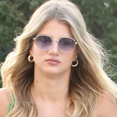 Καλλονή με αποκαλυπτικό φόρεμα | Η Άννα Μαρία Ίβιτς στο πλευρό της μαμάς της, Ελένης Πετρουλάκη