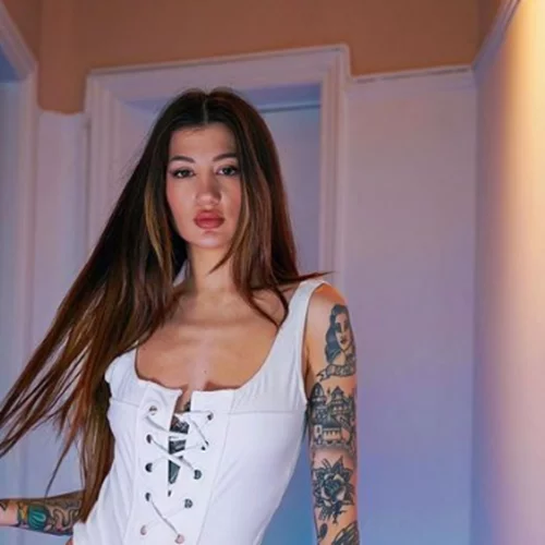 Βενετία Καμάρα | "Ένιωθα σα να έχει μπει άλλος άνθρωπος μέσα στο σώμα μου"