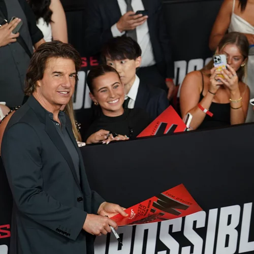 Ο Tom Cruise χαμογελαστός με αθλητικό look στην Αθήνα