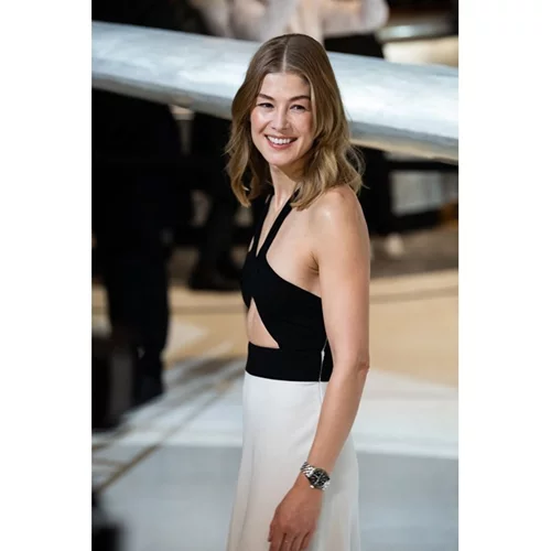 Rosamund Pike | Βρήκε την πιο περίεργη θέση για το Golden Globe της