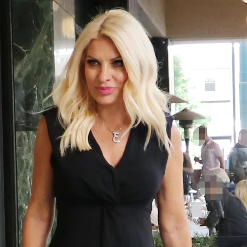 Πώς θα βάλεις το μαύρο φόρεμα το καλοκαίρι για να δείχνεις υπέρκομψη