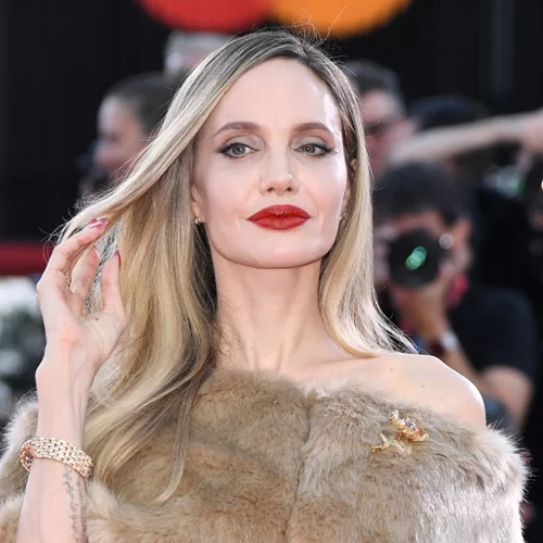 H Angelina Jolie, ξυπόλυτη στο "The Tonight Show", είχε το πιο κομψό πεντικιούρ του χειμώνα