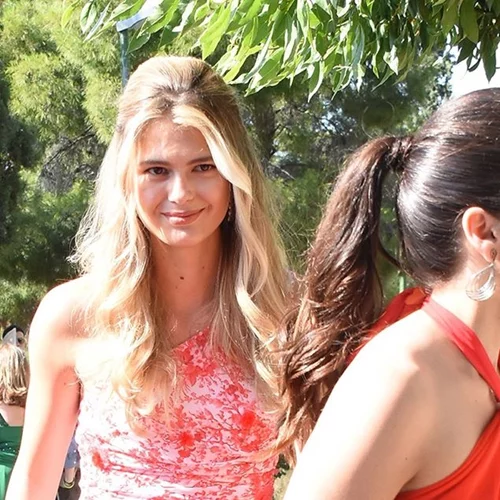 Αμαλία και Αλεξάνδρα Κωστοπούλου | Με chic πολύχρωμα καφτάνια στη Μύκονο