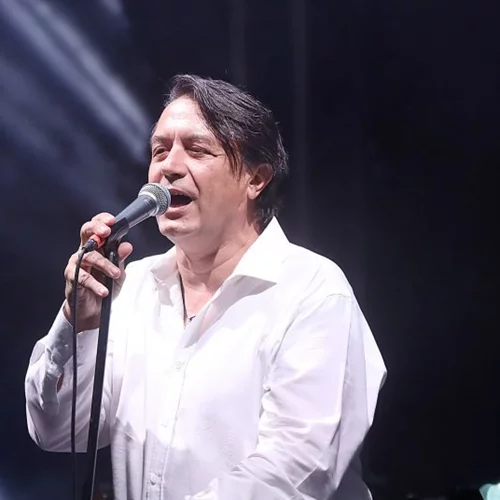 Γιάννης Κότσιρας | Άνοιξε το καλαίσθητο σαλόνι του σπιτιού του