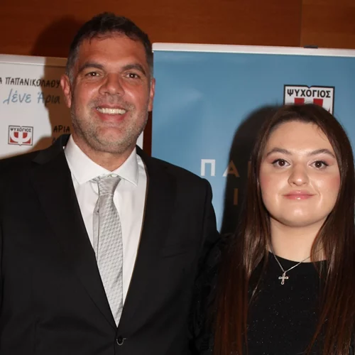 Άρια Παπανικολάου | "Θέλω με το βιβλίο μου να μάθουν οι γονείς πως να μεγαλώσουν τα διαφορετικά παιδιά"