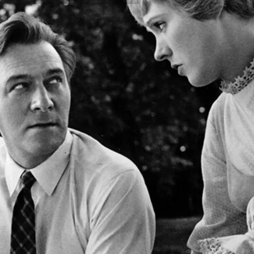 Julie Andrews | O κακοποιητικός, αλκοολικός πατριός και η επέμβαση που της κατέστρεψε τη φωνή