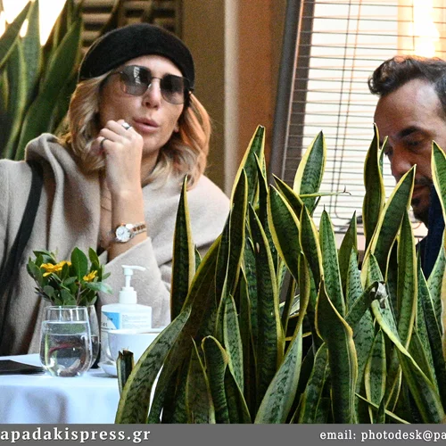 Πάνος Μουζουράκης - Τζίνα Βαρελά | Full in love στο κέντρο της Αθήνας μετά τις φήμες χωρισμού (εικόνες)