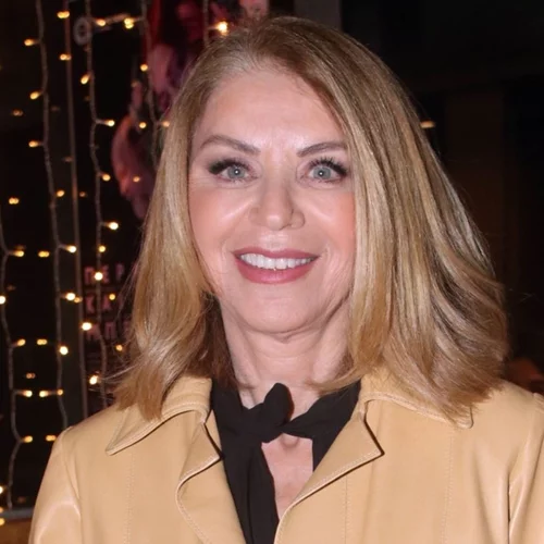 Η Έλλη Στάη με πράσινο βελούδινο κοστούμι | Θα τολμούσες να το φορέσεις;