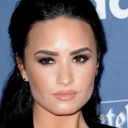 Η Demi Lovato υποδέχεται τη νέα χρονιά με ένα πολύ τολμηρό κούρεμα