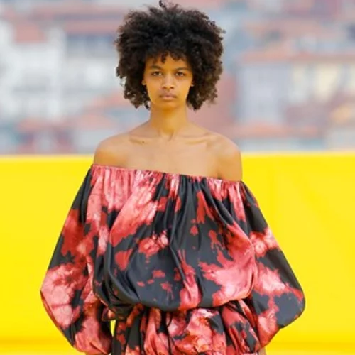 Marques' Almeida | Το fashion show για τη συλλογή AW21 μεταφέρεται στη μεγαλύτερη πεζογέφυρα του κόσμου