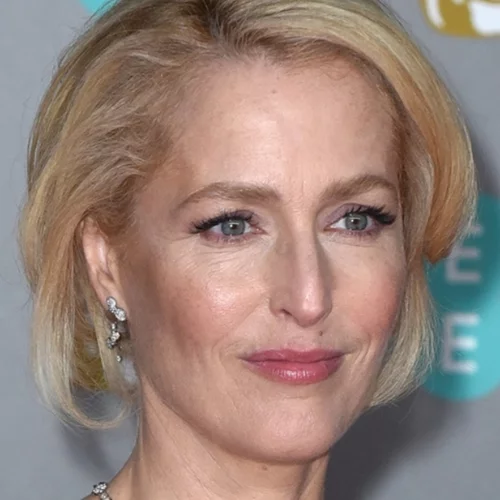 Τζίλιαν Άντερσον| Κύρηξε πόλεμο ενάντια στο... σουτιέν