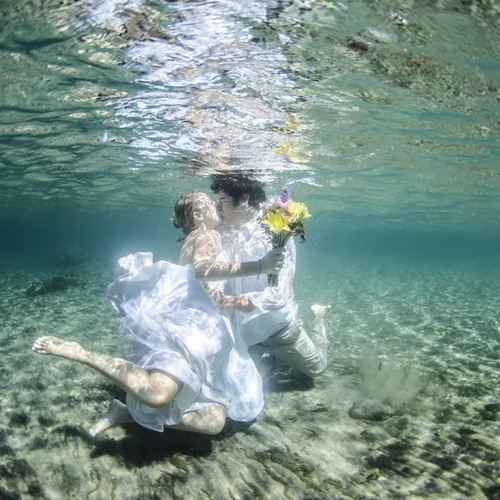 Ο Πέτρος και η Μυρτώ αντάλλαξαν όρκους αγάπης στο βυθό της Αλοννήσου | Ο πρώτος υποβρύχιος γαμος στην Ελλάδα