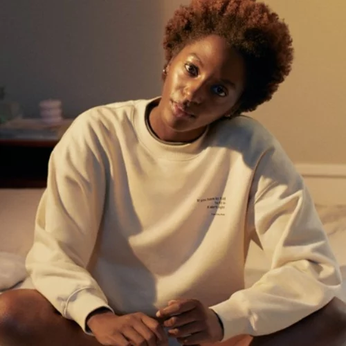 Η H&M συνεργάζεται με την ποιήτρια Yrsa Daley-Ward για μία loungewear συλλογή αφιερωμένη στην αυτοεκτίμηση