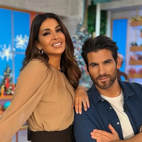 Στο σπίτι της Ελένης Χατζίδου & του Ετεοκλή Παύλου | Ο γιορτινός στολισμός του σαλονιού τους