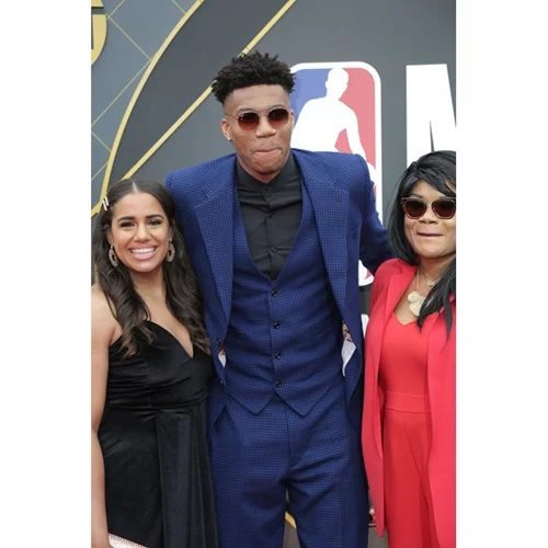 Γιάννης Αντετοκούνμπο | Η ιστορία που εξηγεί γιατί αφιέρωσε την κατάκτηση του πρωταθλήματος στους γονείς του